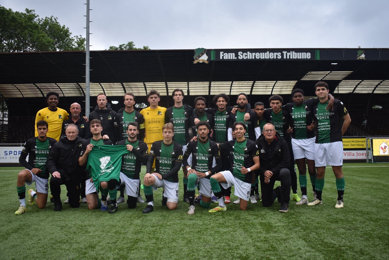 Staand vlnr: Jordi Almonte, Ronald Lems, Michael vd Ende, Jelle Pearson, Jared Dalichow, Pelle Molster, Silvano Domacassé, Nouh Silaliti, Ferdi Marchena, Leroy van Dongen, Miles Cann, Gayden Schoop, Javier Ferrer;  Zittend vlnr: Quincy Jones, Cor Lems, Tijmen Regeer, Emmanuele Urbinati, Quinten vt Hoog, Jeremy Burke, Ibo Allouche, Bert Molenaar.  Op de foto ontbreken: Lorenzo Bos, Tarik Bourjale, Ouanis Kellouh, Quinten v Zweden.  Foto: Alex Pronk